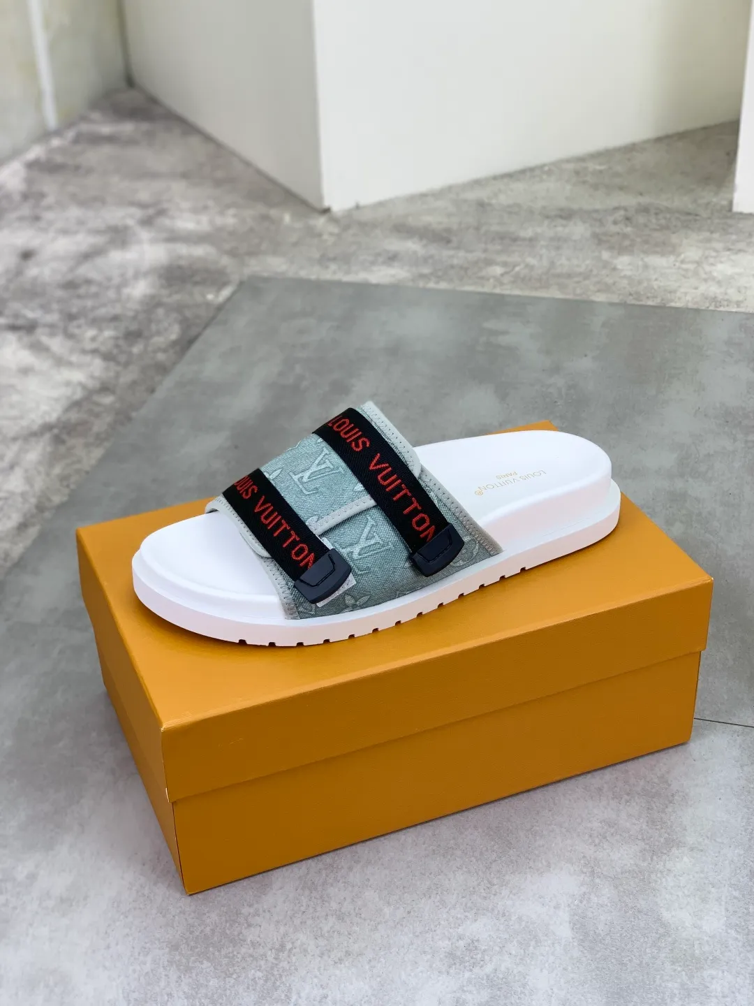 Men's shoes 💰P320💰【New style】🆘 Original quality 【LOUIS VUITTON】The popular Louis Vuitton LV men's slippers on the official website are on sale simultaneously! Original fabric imported from Italy, original factory special supply, code number: 38-44 (45 customized), many colors available